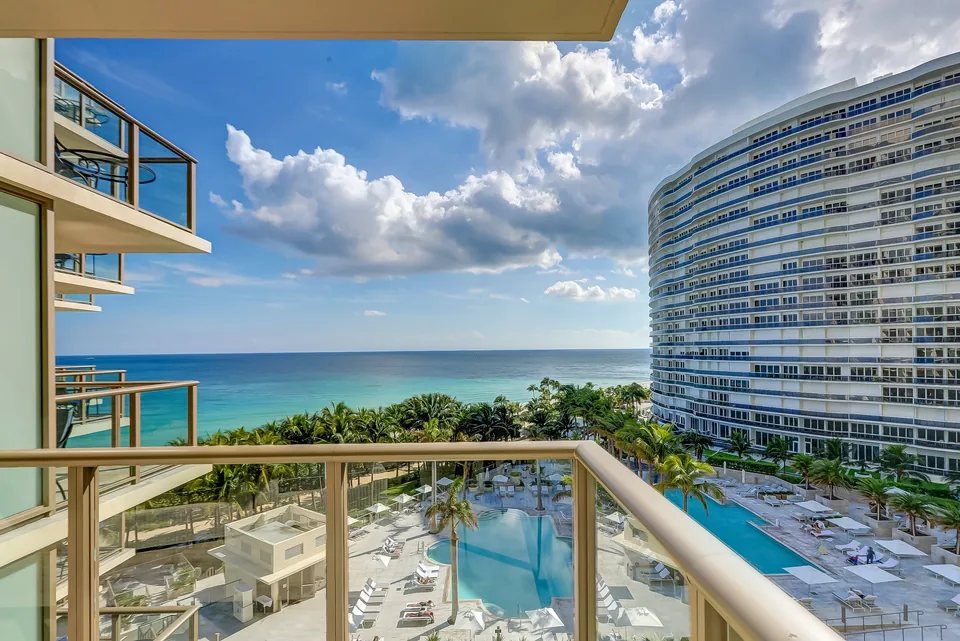 Eighth-Floor Suite with Twin-Bed Den at St. Regis Bal Harbour